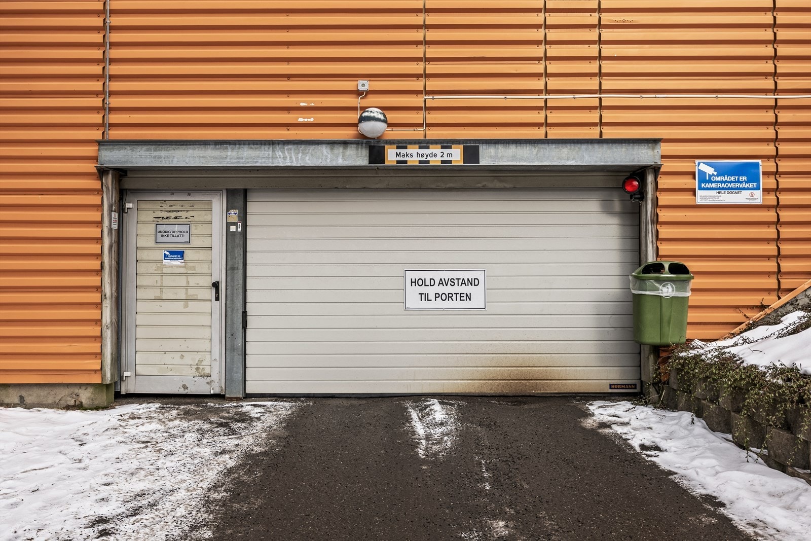 Det disponeres en garasjeplass i borettslaget med mulighet for å etablere lader. Galleribilde