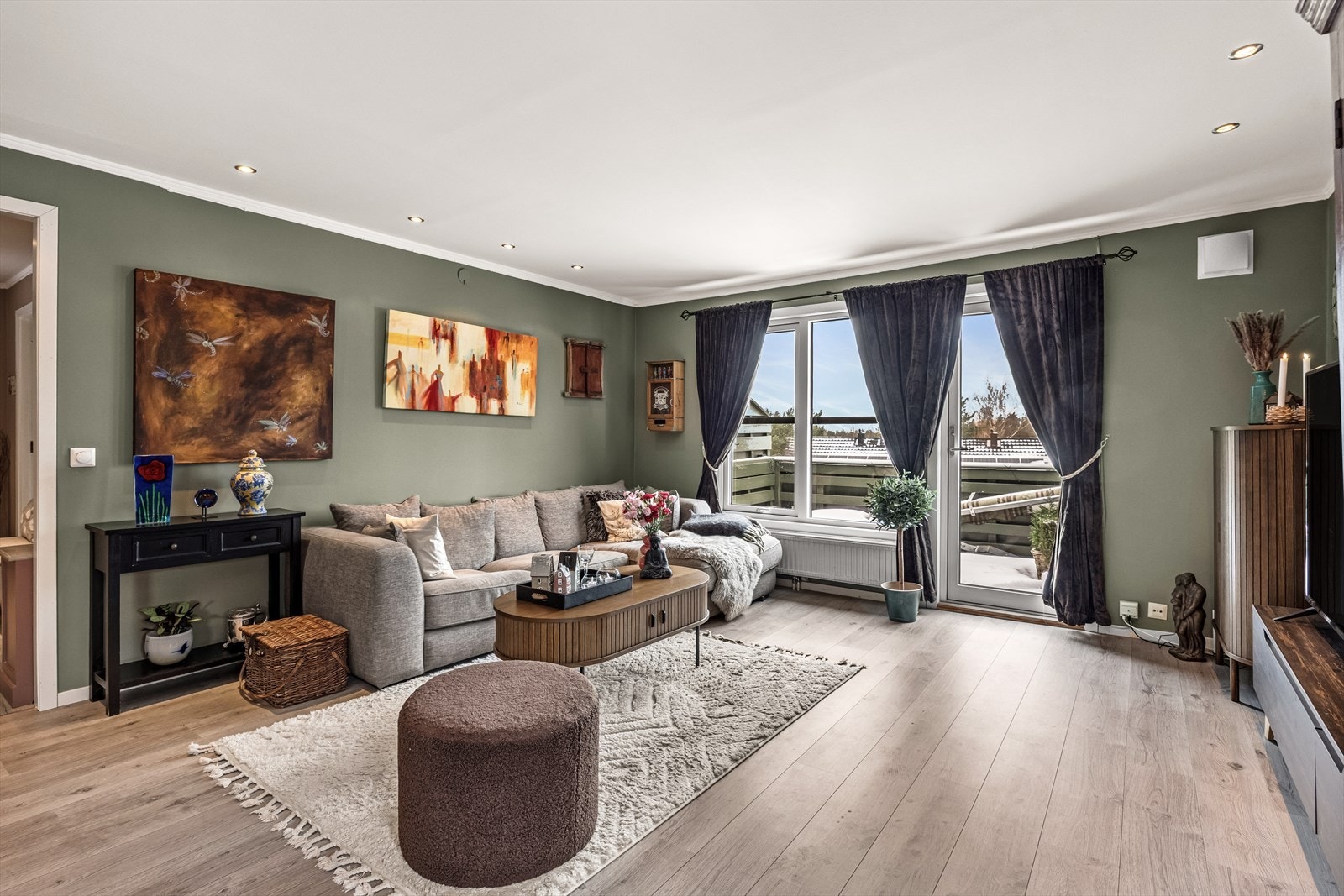 Stuen er lys og luftig med store vindusflater som slipper inn rikelig med dagslys. Galleribilde