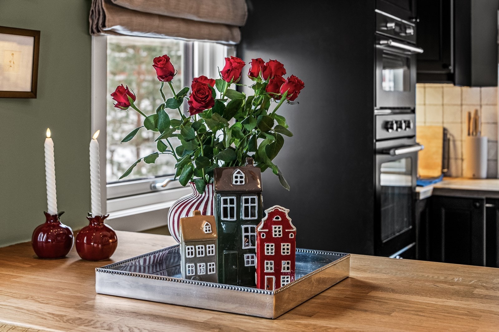 Kjøkkenøy gir hyggelig sitteplass og ekstra benkplass under matlagingen. Galleribilde