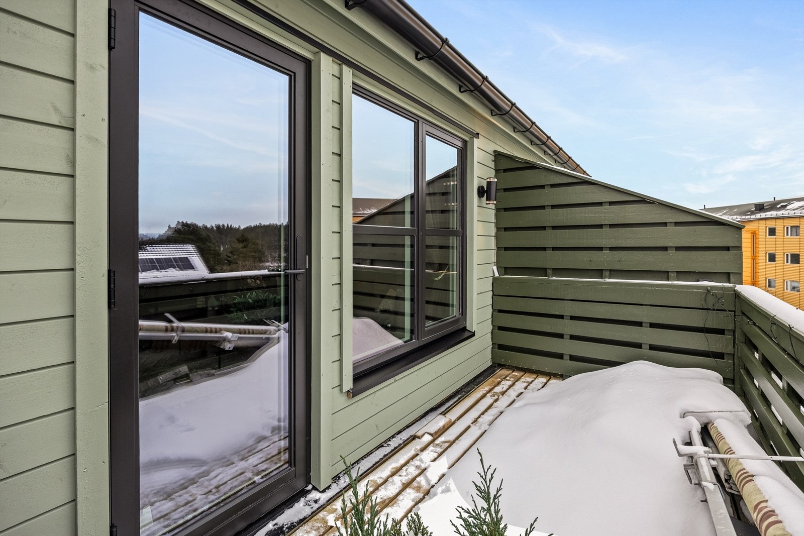 Fra stuen har du direkte utgang til en flott balkong på ca. 7 kvm. Balkongen gir deg plass til en sittegruppe, planter og hyggelige sommerstunder med venner og familie. Galleribilde