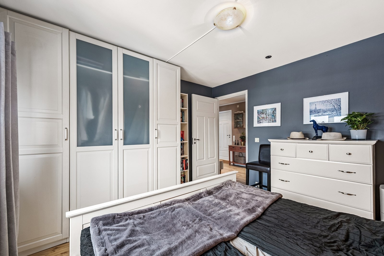 Gode oppbevaringsmuligheter i det romslige garderobeskapet. Galleribilde