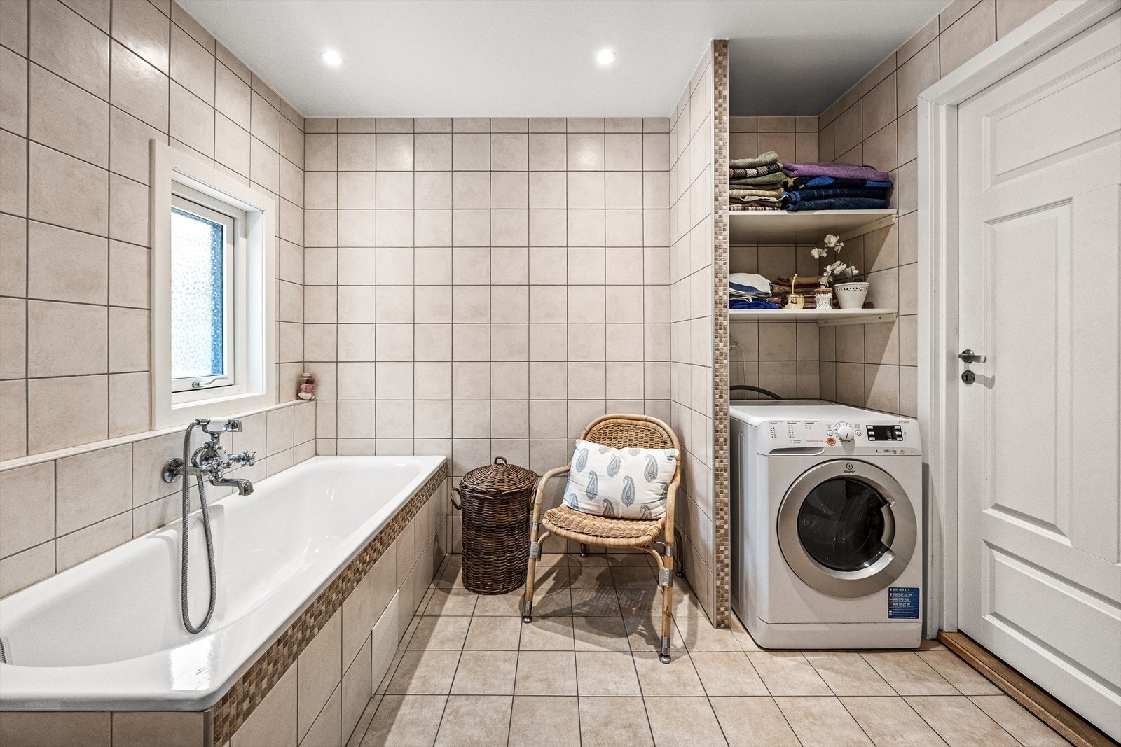 Badekar perfekt for avslapning etter en lang dag. Det er opplegg og plass for vaskemaskin. Galleribilde