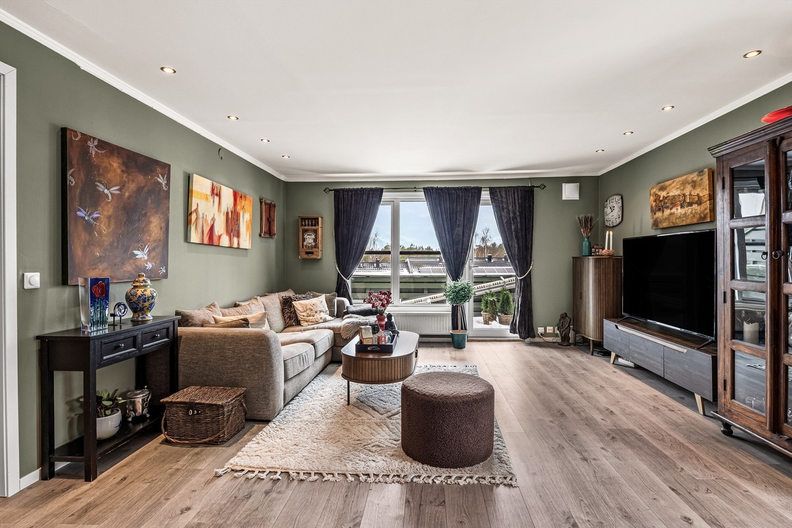 Rommet byr på flere møbleringsmuligheter. Her er det plass til både en hyggelig spisegruppe og en stor sofakrok med tilhørende TV-møbler. Galleribilde