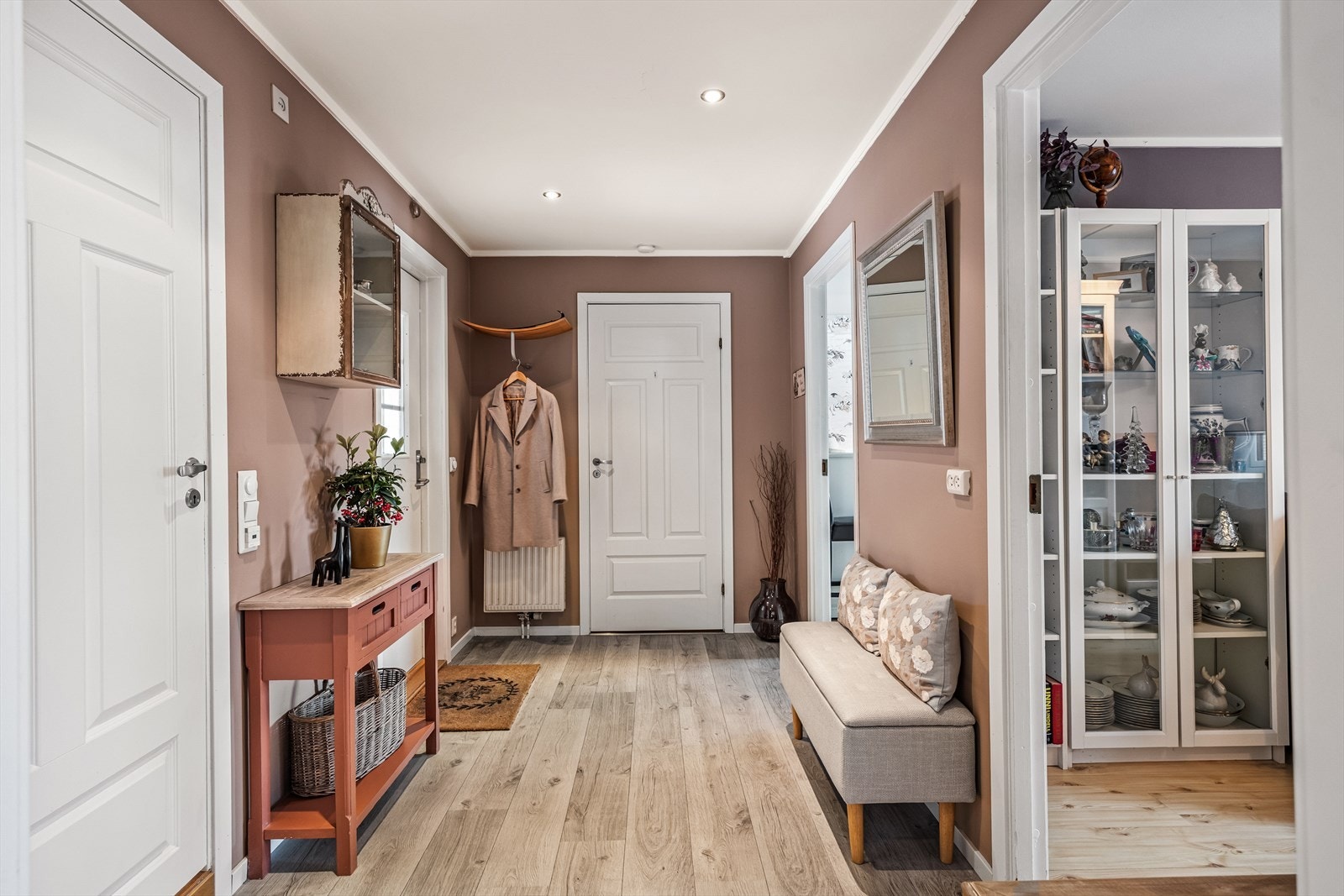 Romslig inngangsparti med plass til garderobeløsninger og oppbevaring av yttertøy og sko. Fra entreen er det adkomst til de fleste av boligens rom. Galleribilde