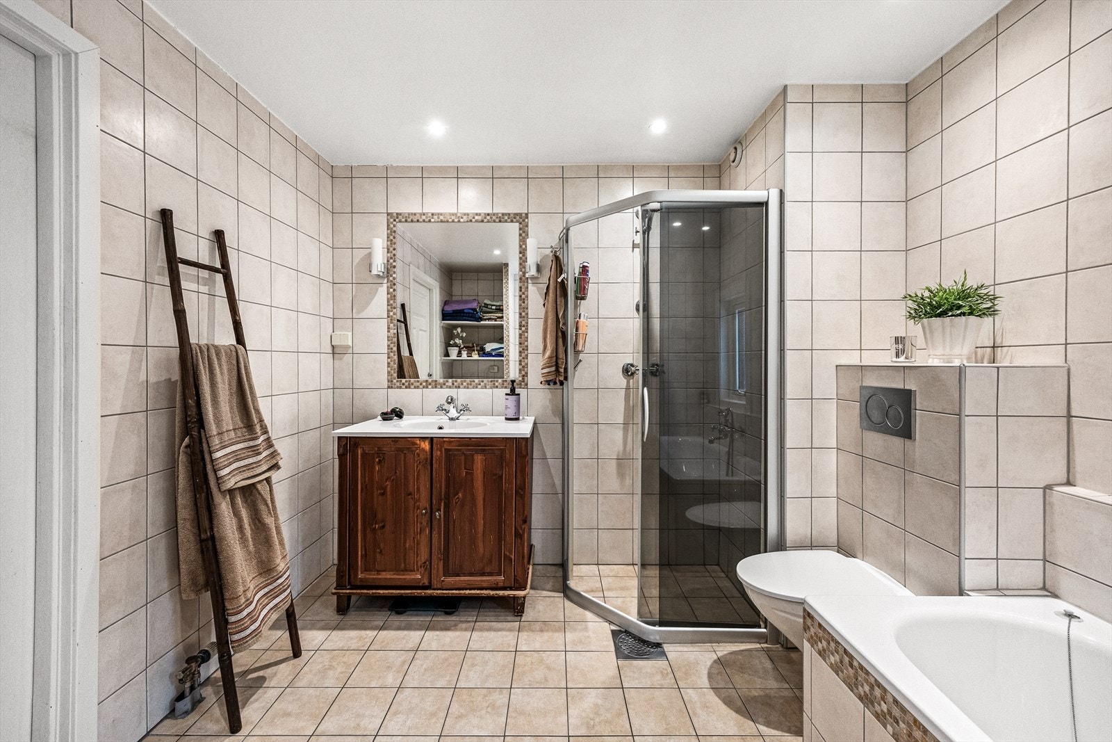 Lyst og pent baderom fra 2008. Galleribilde