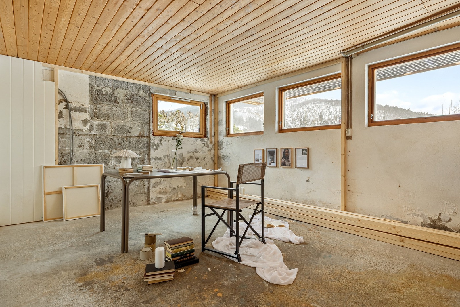 Hobbyrommet har store vinduer som slipper mye lys inn. Galleribilde