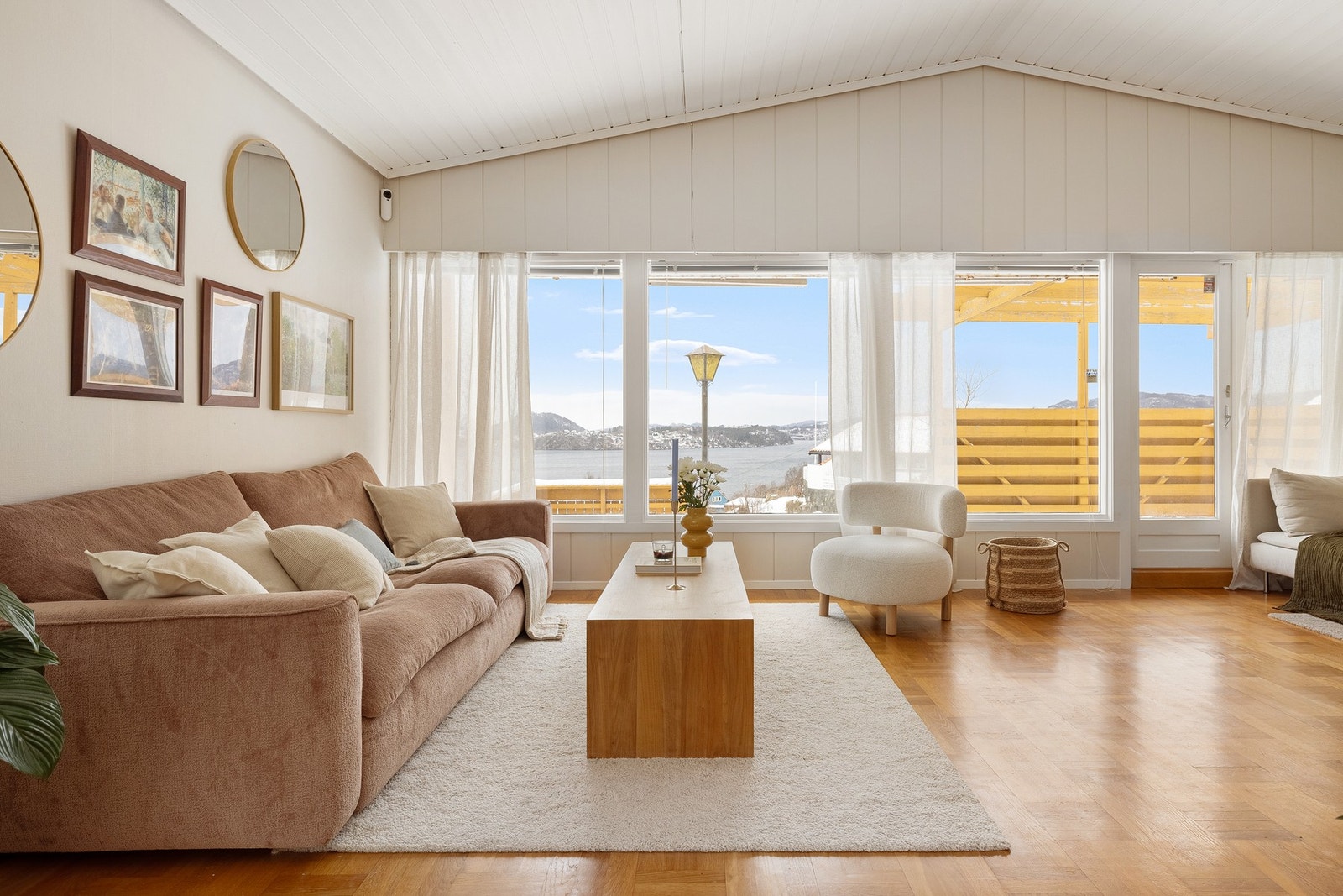 I stuen har du god takhøyde som gir deg en luftig følelse, i tillegg til den fantastiske utsikten. Galleribilde