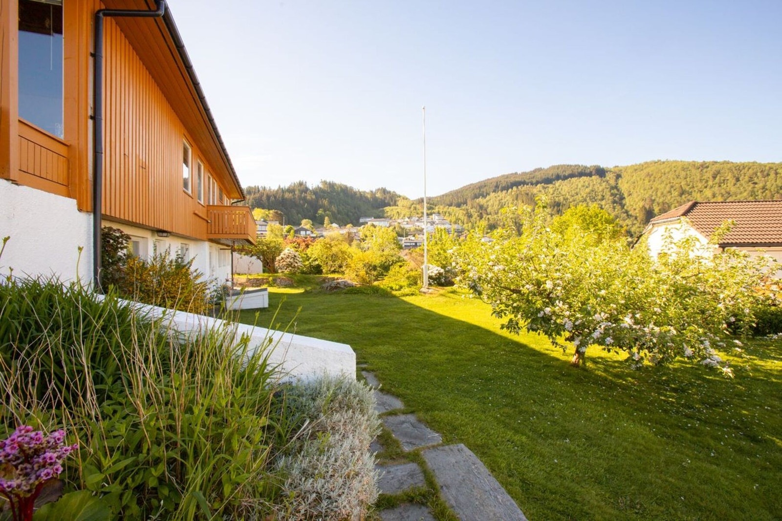 I hagen er det frukttrær og prydbusker. Galleribilde