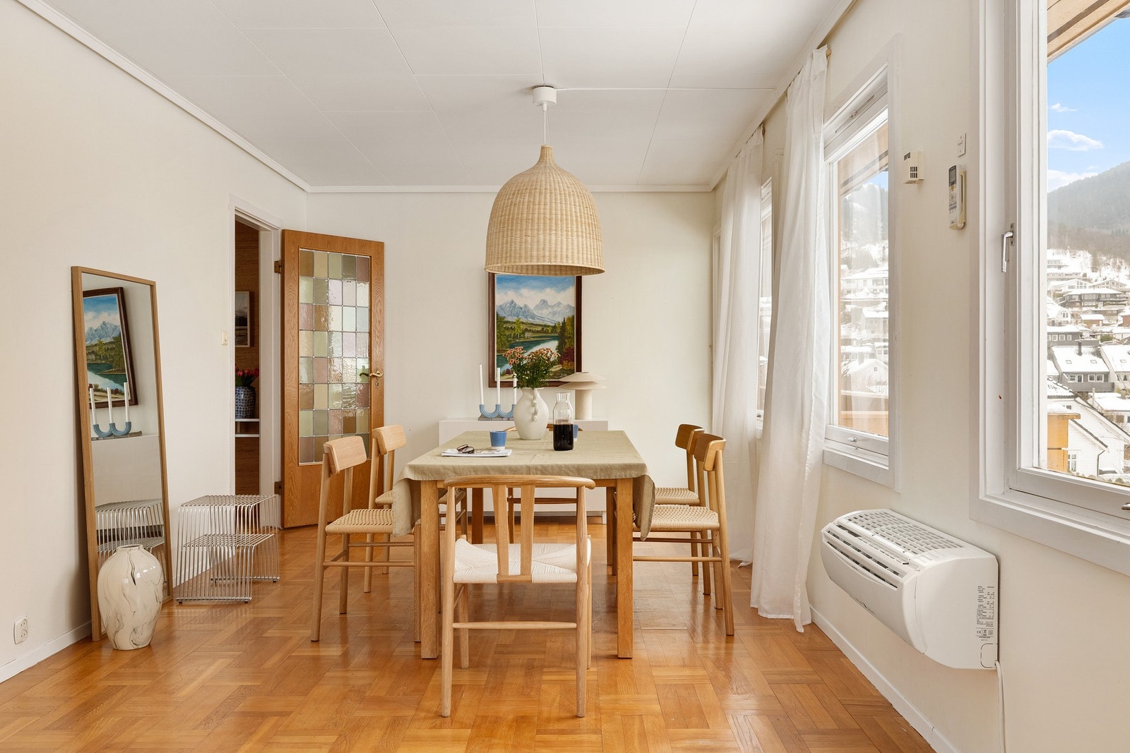 Vi beveger oss videre til hjertet av boligen, nemlig stuen. Galleribilde