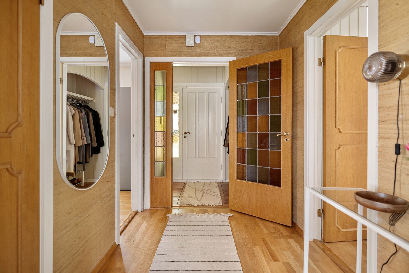 Velkommen inn! Romslig vindfang med plass for klesoppheng og oppbevaring av sko. Galleribilde