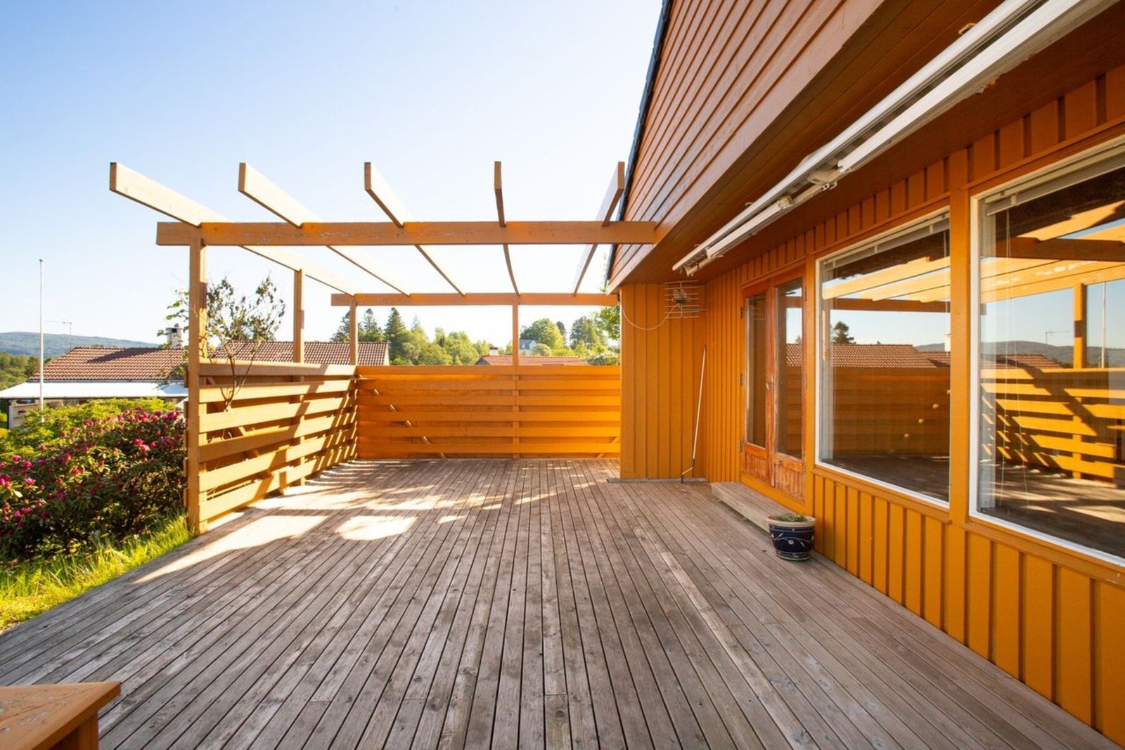 Terrassen måles til 50 kvm og har gode solforhold. Galleribilde