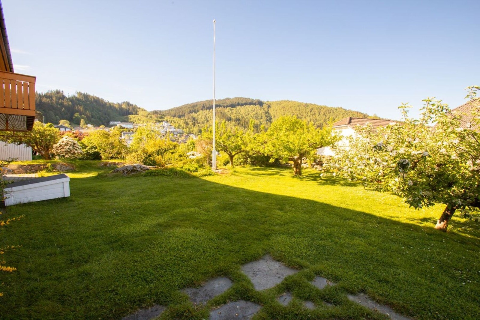 Tomten er pent opparbeidet med blant annet belegningsstein i innkjørsel, forstøtningsmurer og plen. Galleribilde