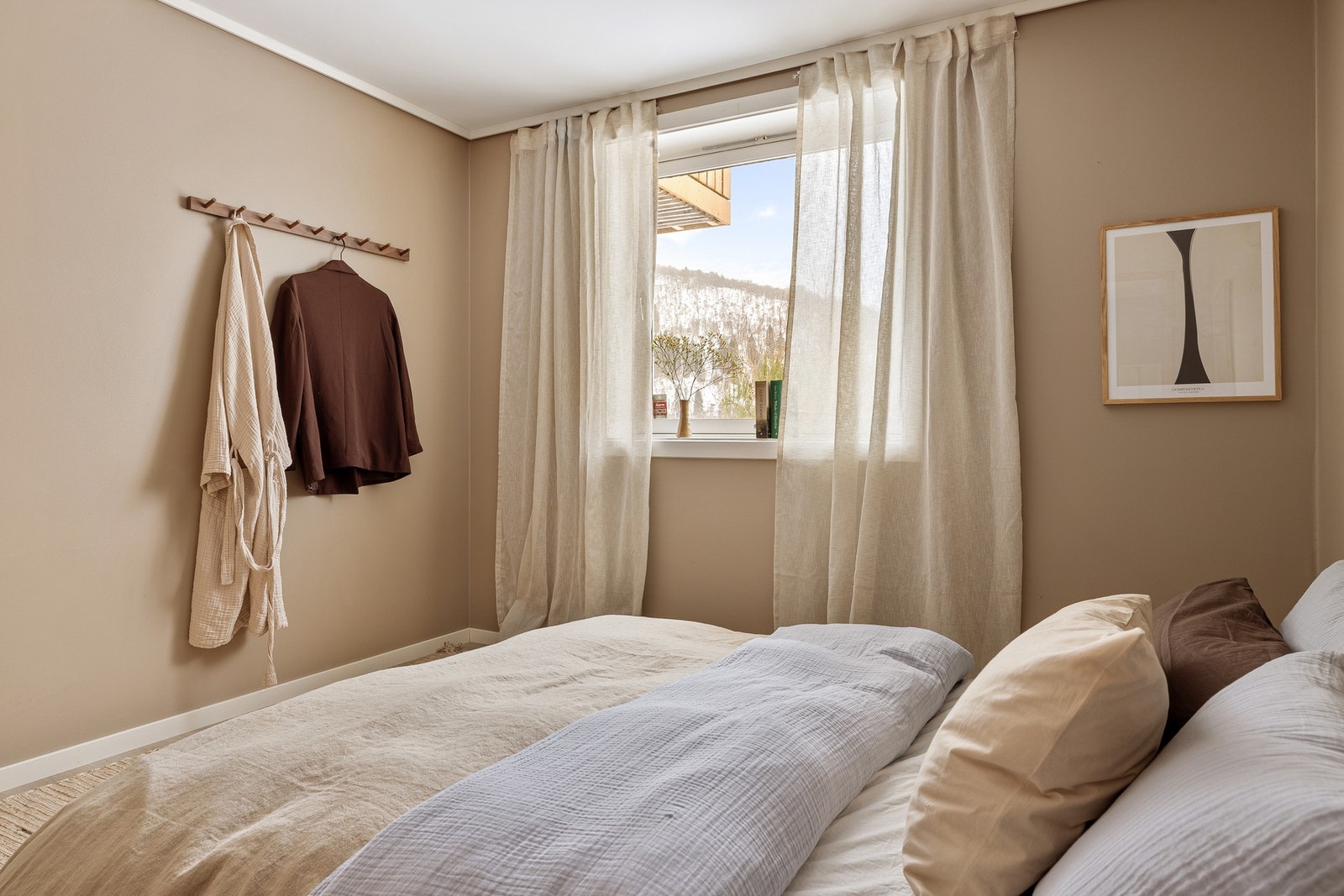 Veggene er malt i lyse og behagelige farger. Galleribilde