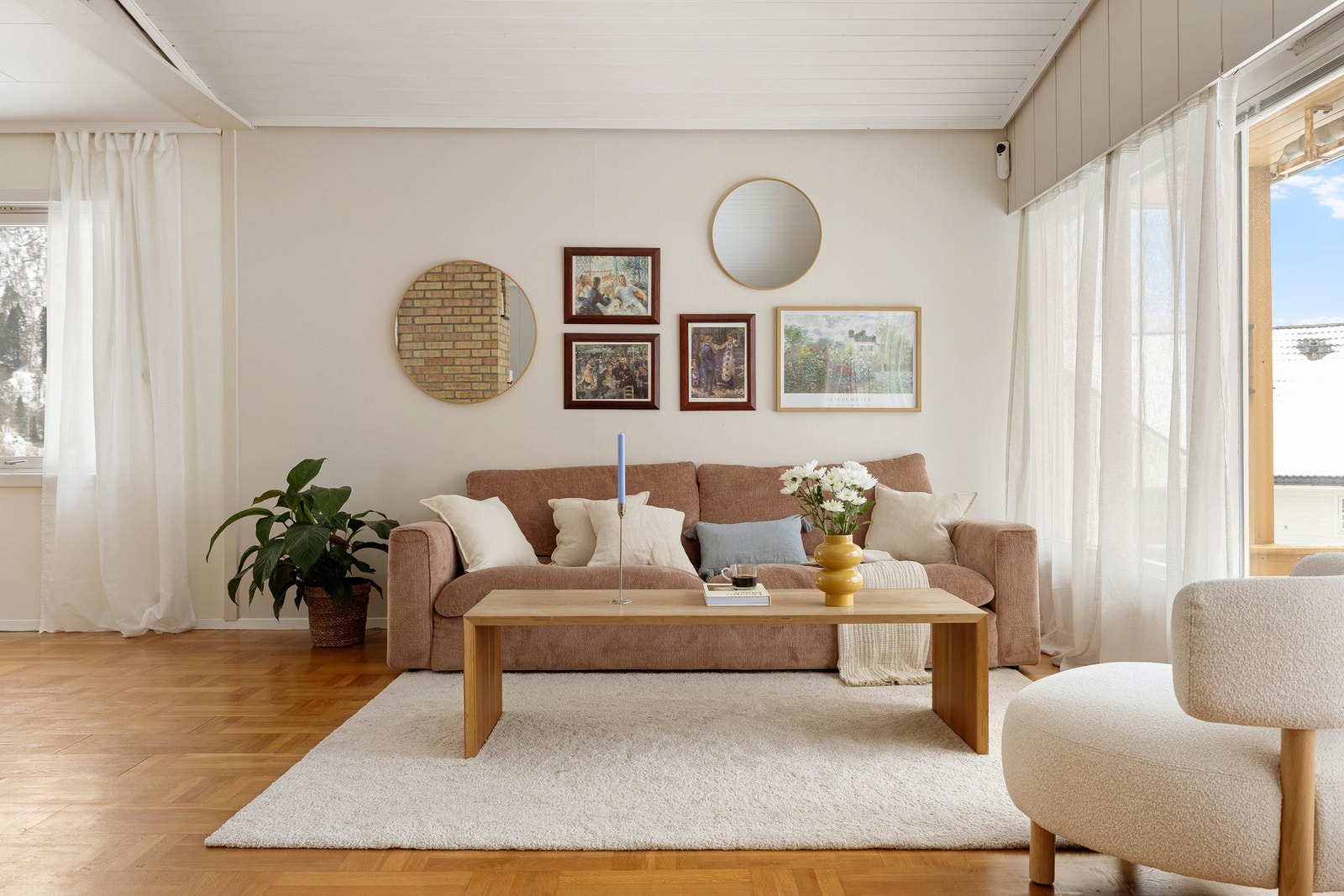 Gulvet er belagt med parkett. Galleribilde