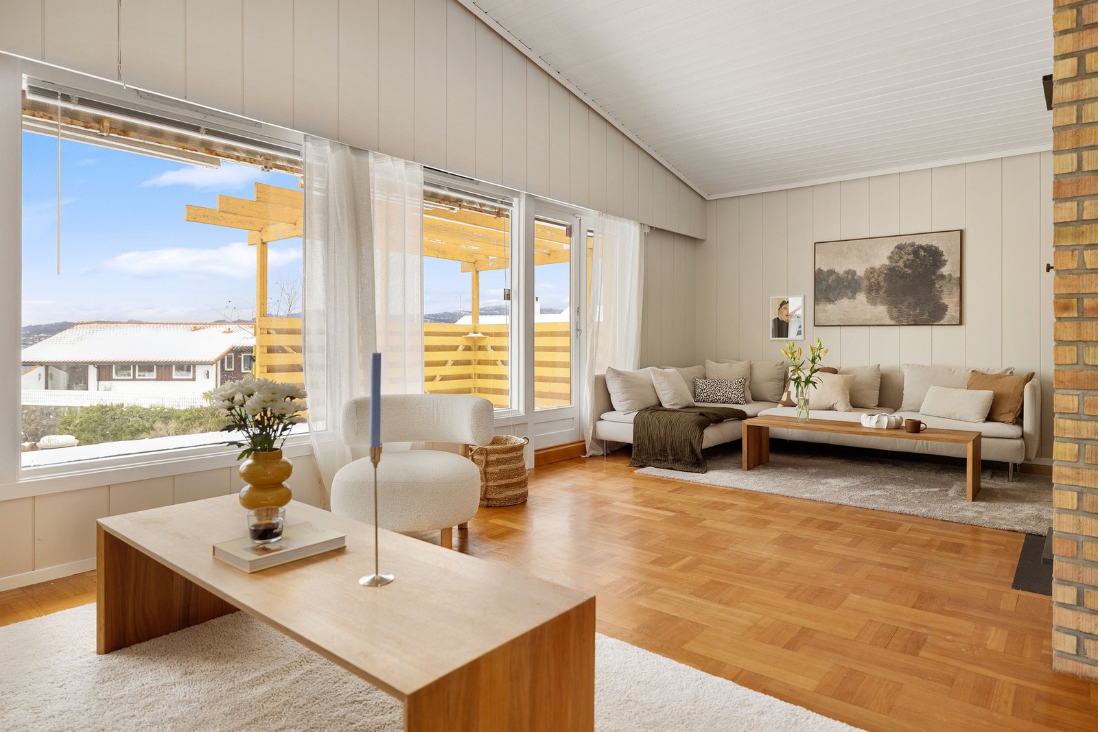 Fra stuen er det utgang til en solrik og romslig terrasse. Galleribilde