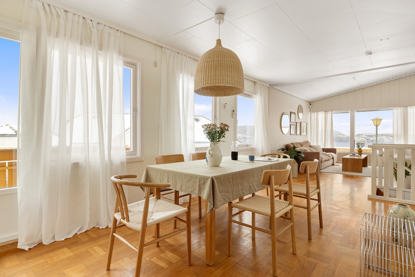 En flott enebolig fordelt over to etasjer. Boligen har 4 soverom, 2 bad i tillegg til vaskerom og kjellerstue. Galleribilde