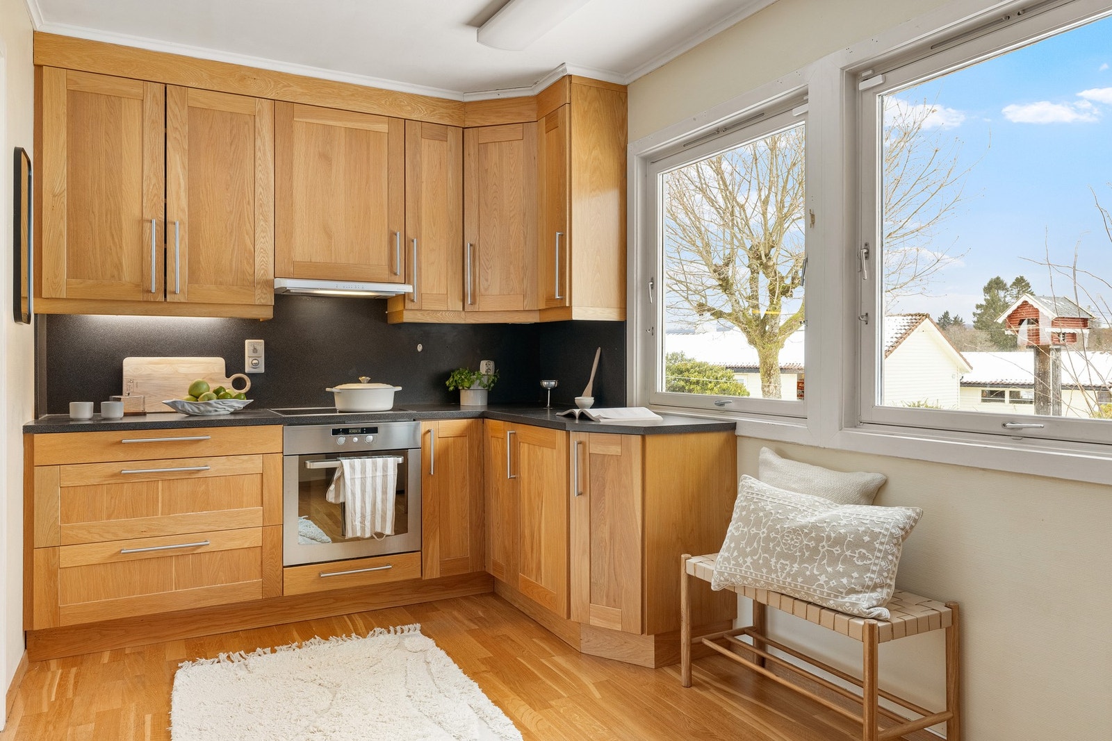 Kjøkkenet ligger fint til med 3-stavs parkett på gulv, slette malte vegger og himling. Galleribilde