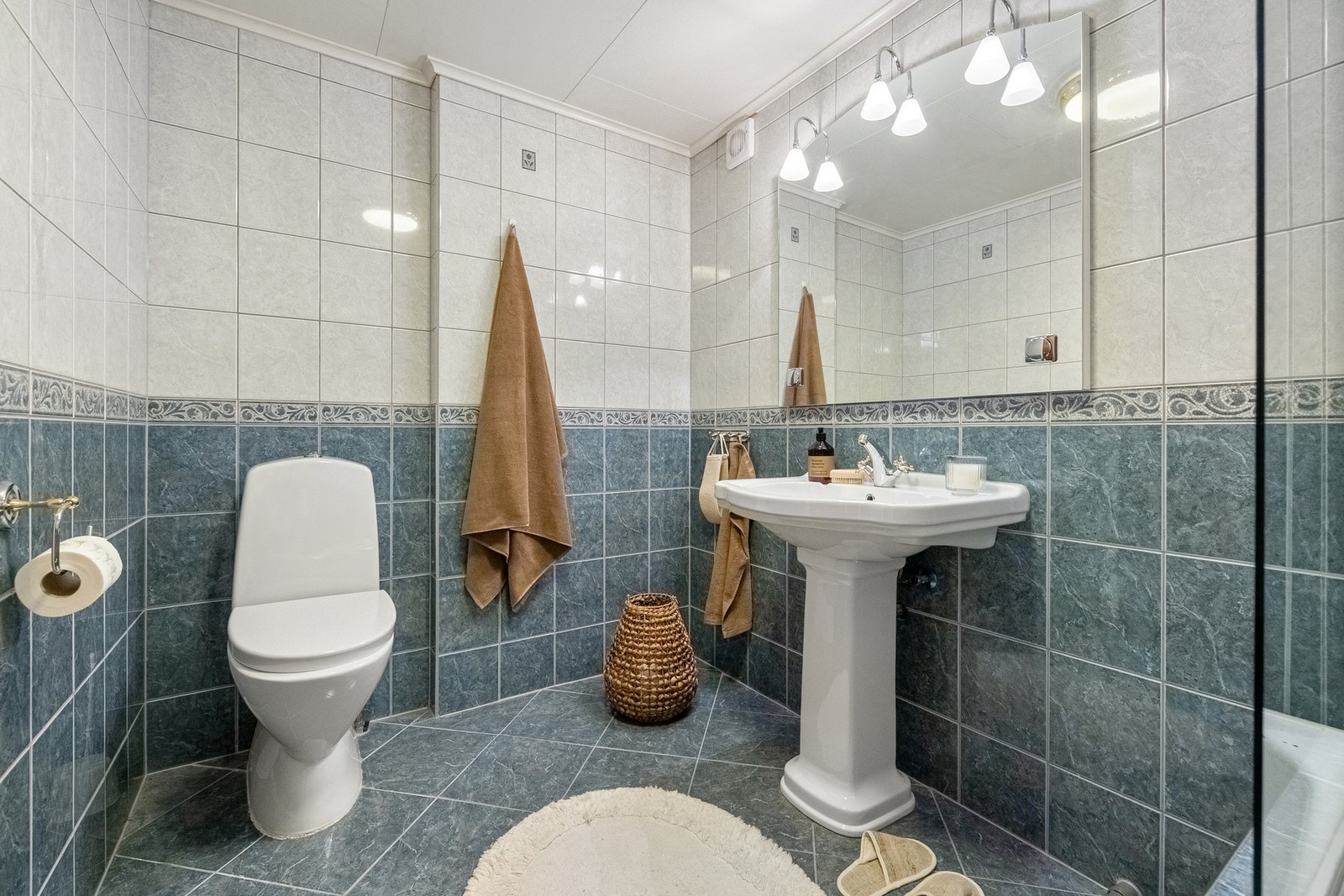 Badet er helfliset med innebygd badekar. Galleribilde