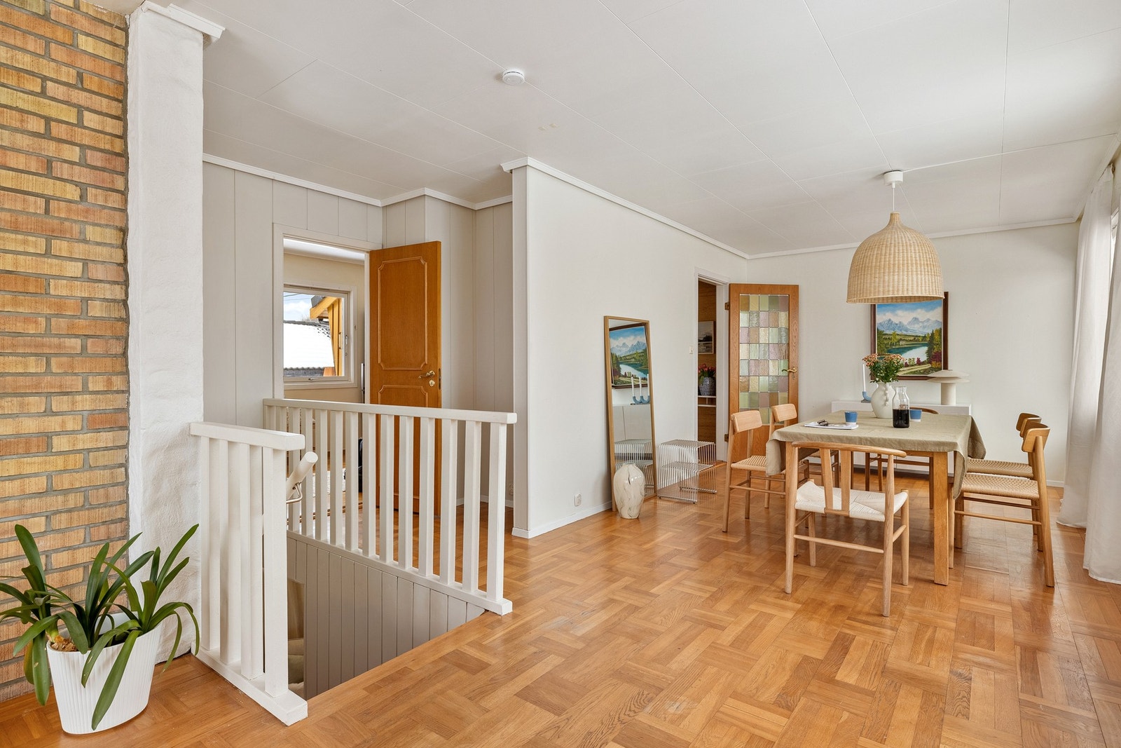 Rommet har plass til å innrede i ulike soner, både med TV-krok og spisestue. Galleribilde