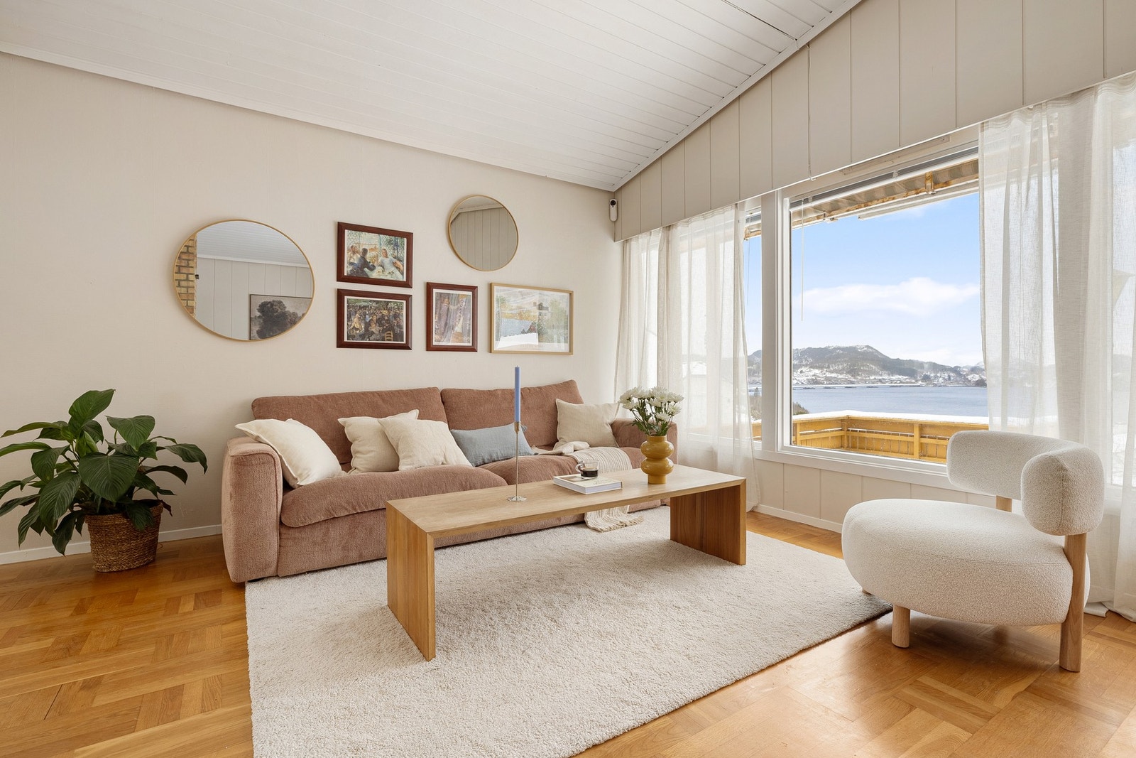 Stuen deles naturlig inn i flere sosiale soner hvor du kan enkelt møblere etter eget ønske. Galleribilde