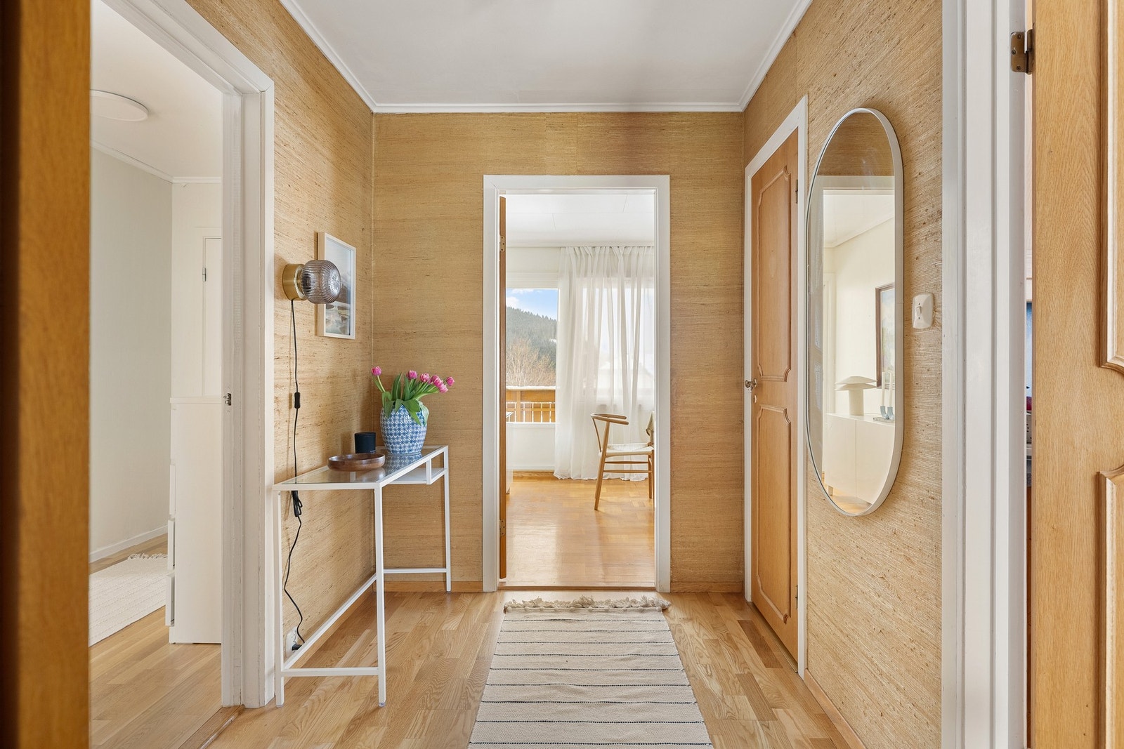 Til høyre fra entréen finner du kjøkken og gjestetoalett. Til venstre er det 3 soverom og bad. Galleribilde