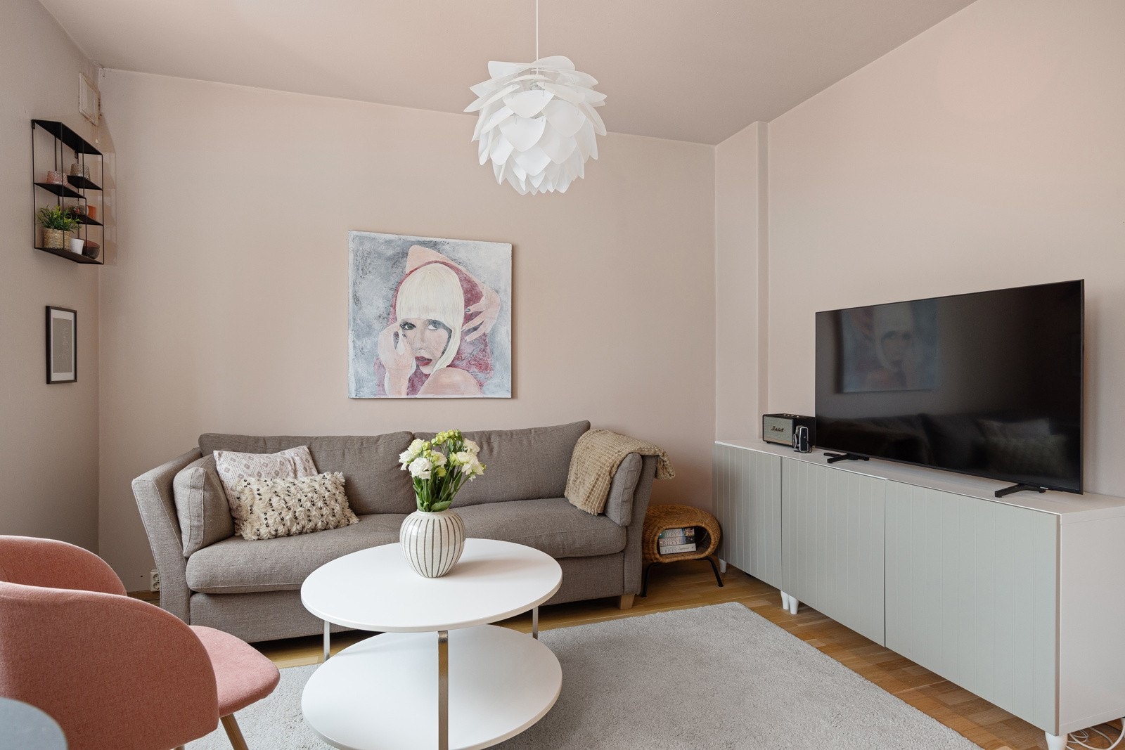 - Plass til sittegruppe, tv-krok, spisebord og bokhylle - Galleribilde