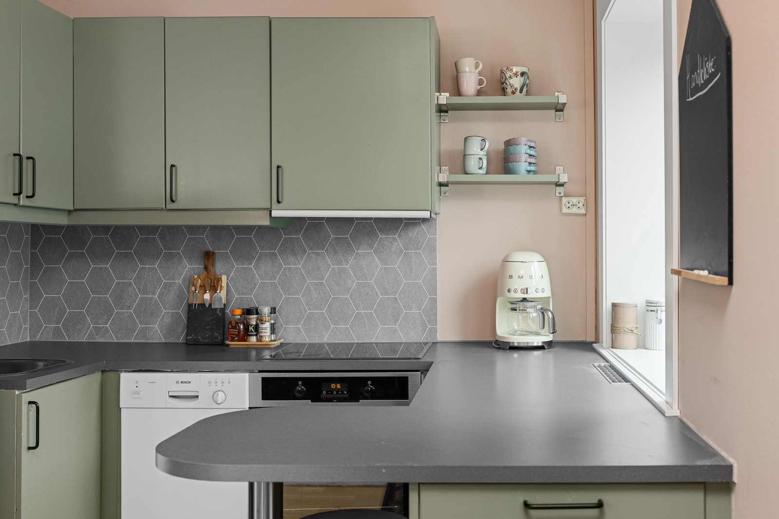 - Innredning fra 2006 med glatte fronter og god skap- og benkeplass - Galleribilde