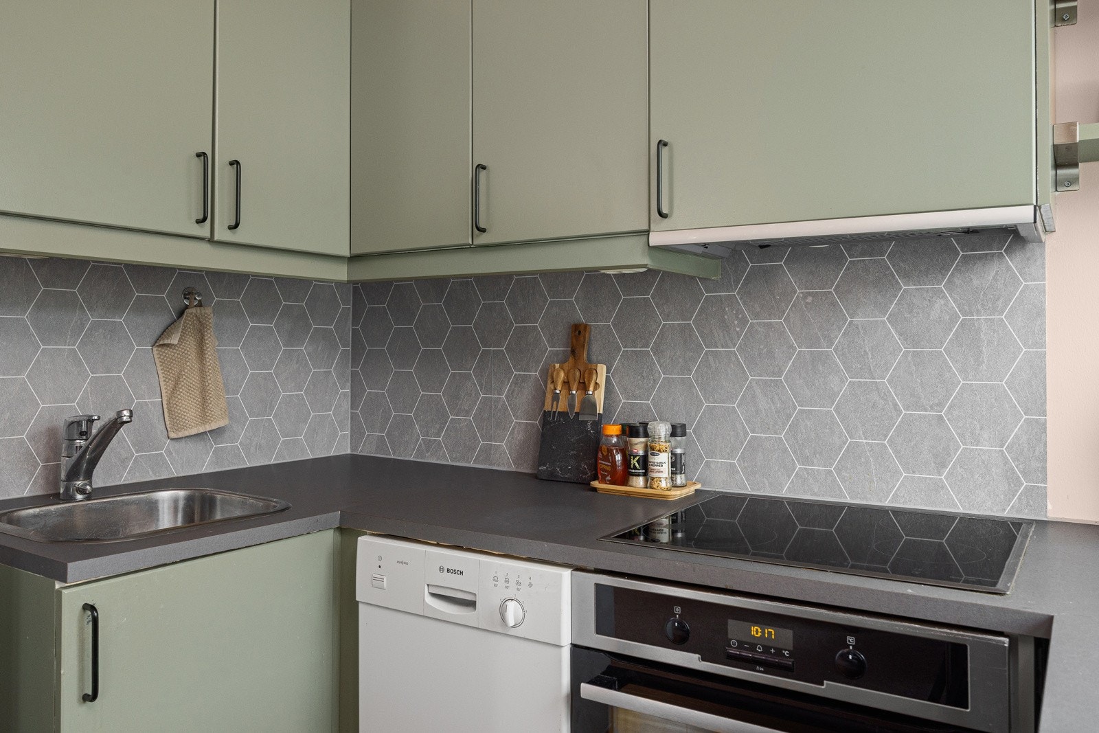 - Integrert stekeovn, induksjonstopp og oppvaskmaskin. Kjøl-/ fryseskap medfølger også - Galleribilde