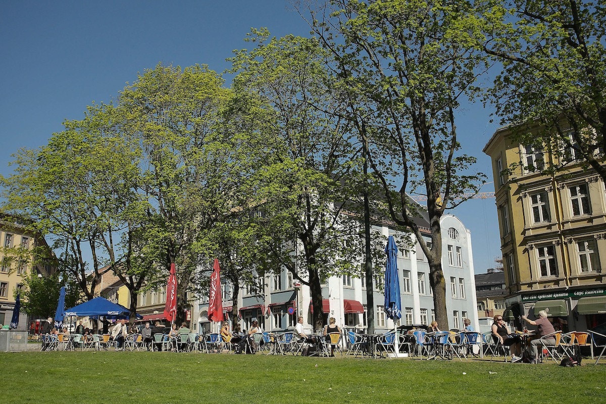 - Det er flere uteserveringer ved Alexander Kiellands Plass, rett nede i gata - Galleribilde