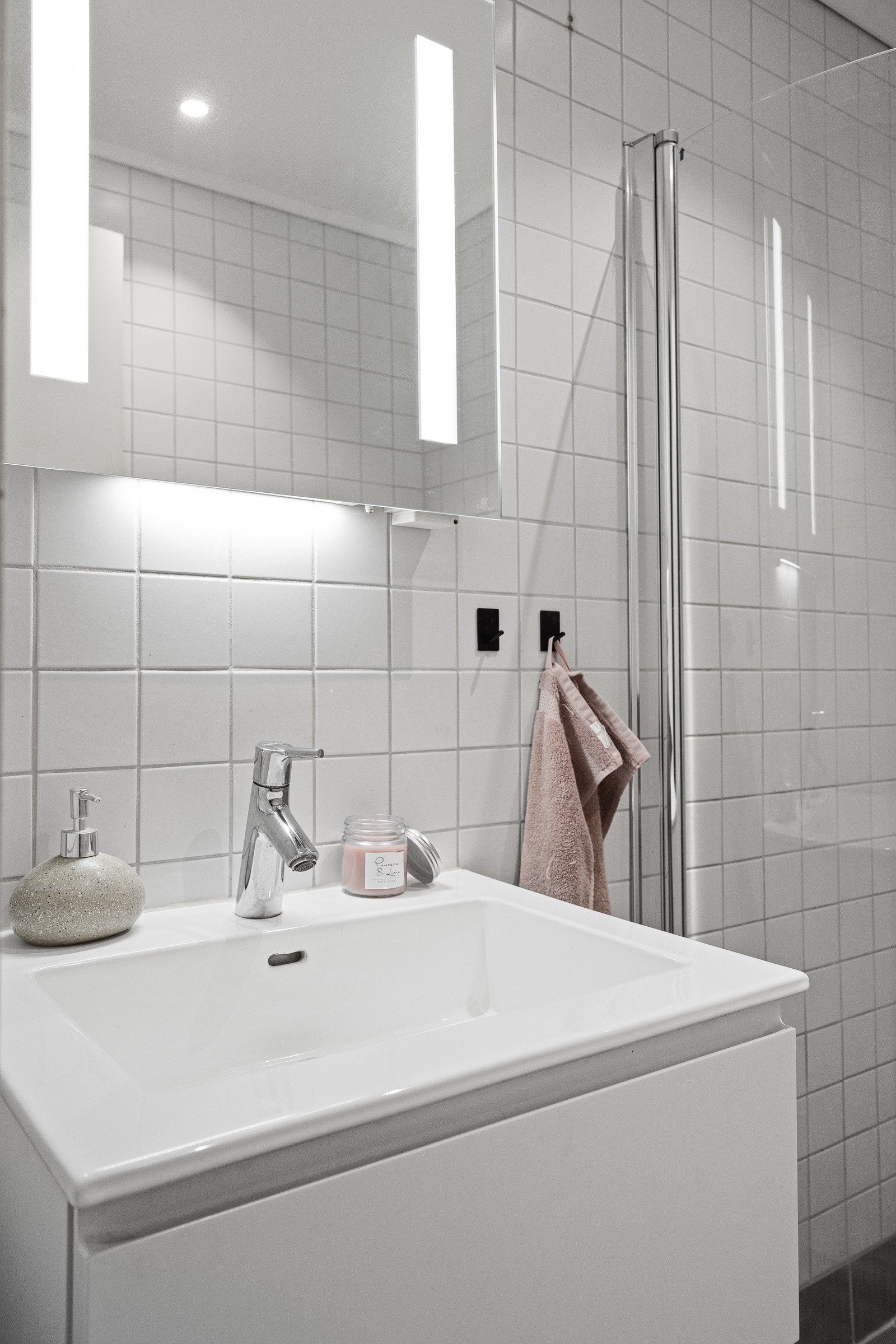 - Dusjnisje med innfellbare dusjvegger, toalett, servant med skap og speil med lys - Galleribilde