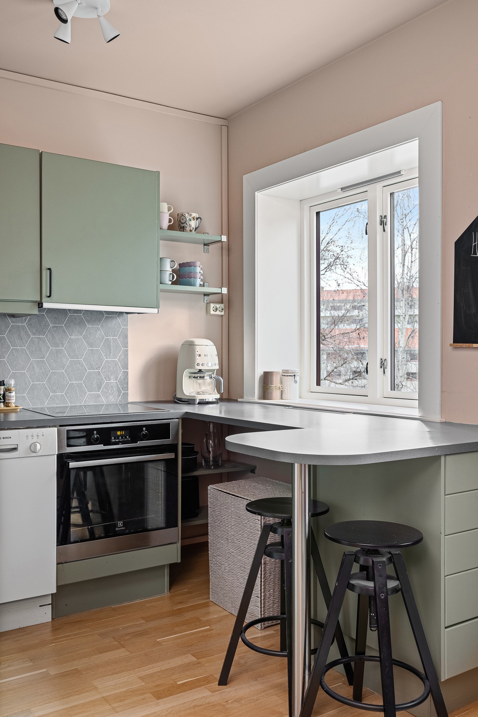 - Praktisk barløsning som gir et naturlig skille mellom kjøkken og stue - Galleribilde