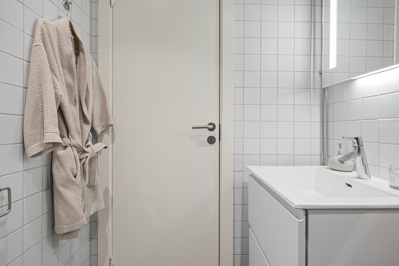 - Det er felles vaskerom med vaskemaskin og tørketrommel i hver etasje i gården - Galleribilde