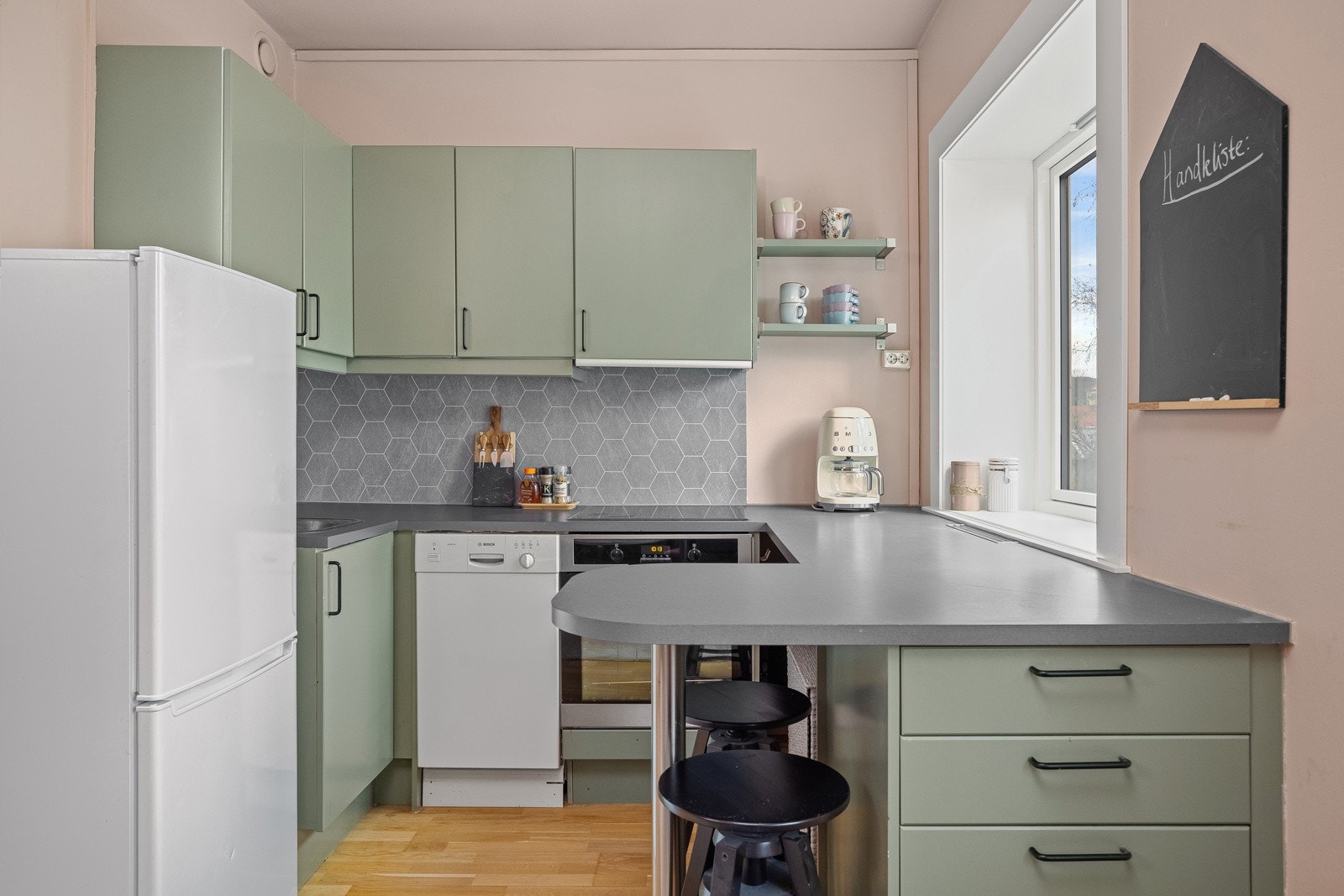 - Kjøkken i halvåpen løsning mot stue - Galleribilde