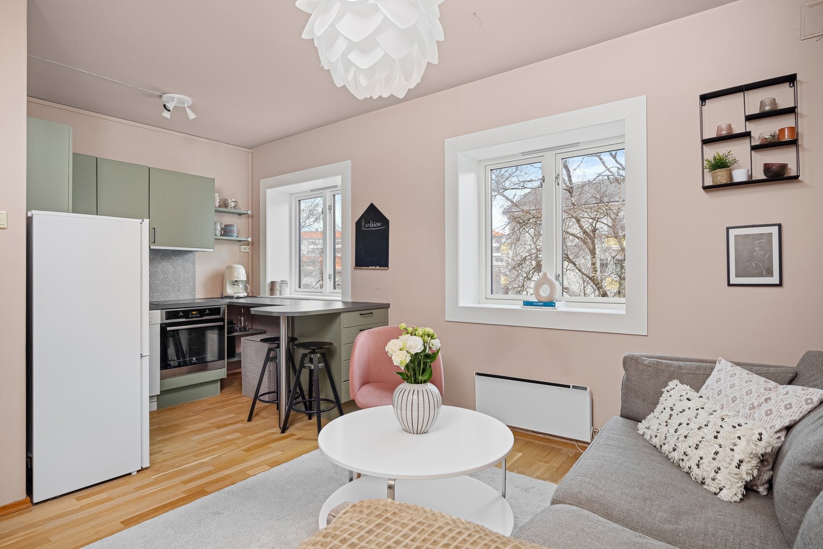 - Lys, luftig stue med to store vinduer og 2,60 meter takhøyde som gir gode lysforhold, flott utsikt og en åpen og luftig atmosfære - Galleribilde