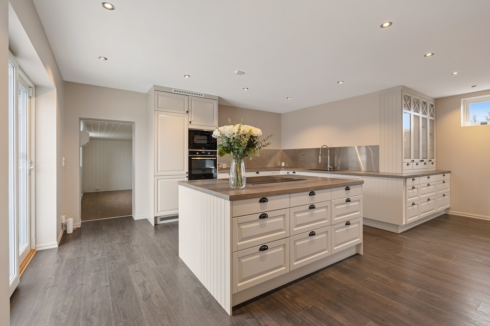 Kjøkkenet er godt utnyttet med skap-/benkeplass og kjøkkenøy Galleribilde