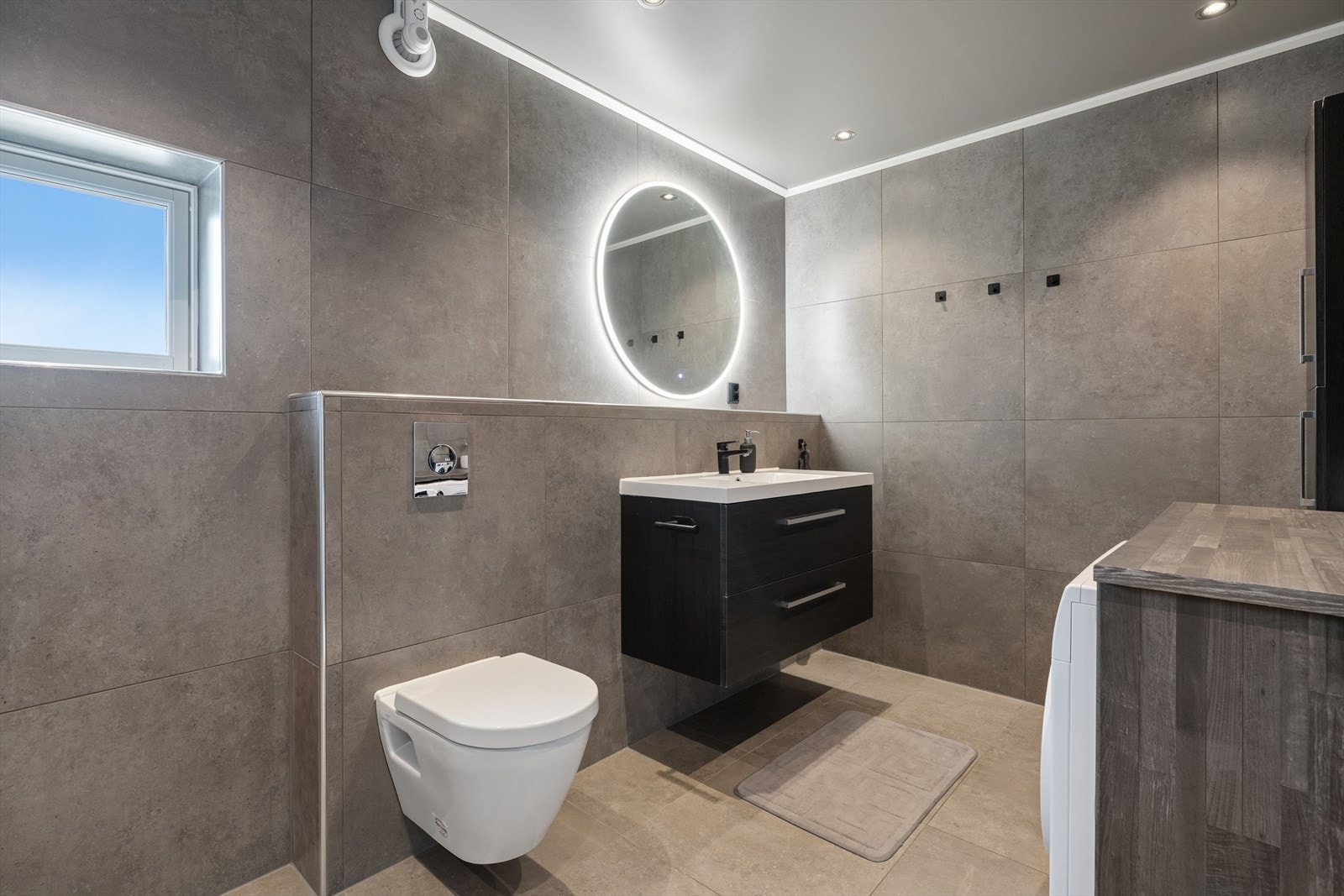 Lekkert baderom i 2.etasje Galleribilde