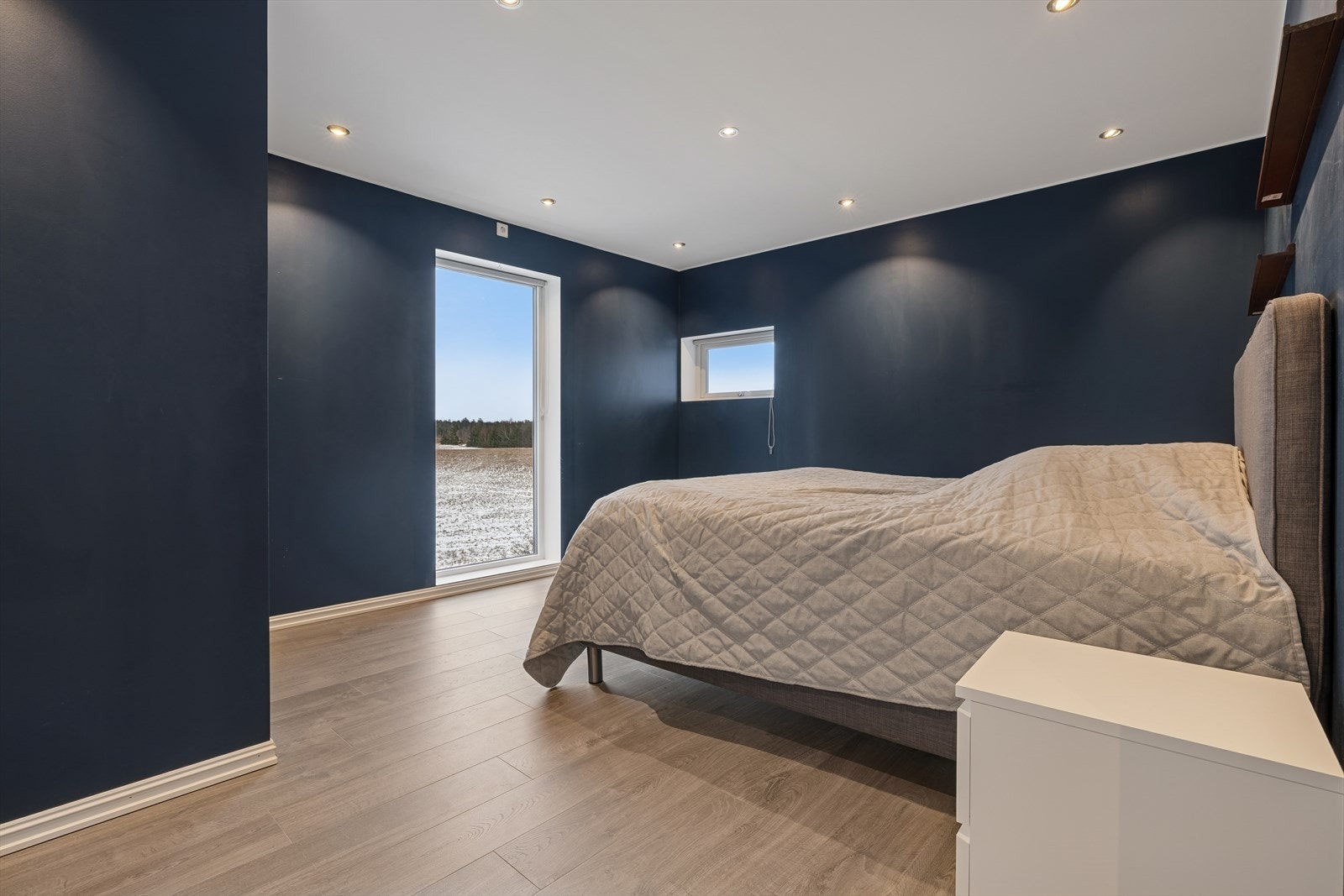 Hovedsoverommet er romslig. Her det god plass til både seng, nattbord og garderobeløsning Galleribilde