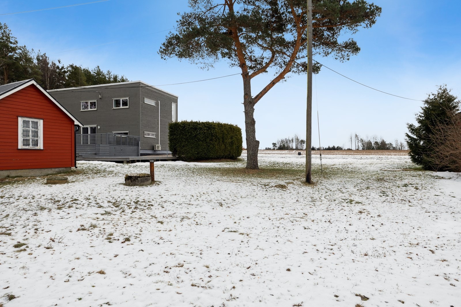 Tomten er på ca 3,4 mål og innbyr til lek og rekreasjon Galleribilde