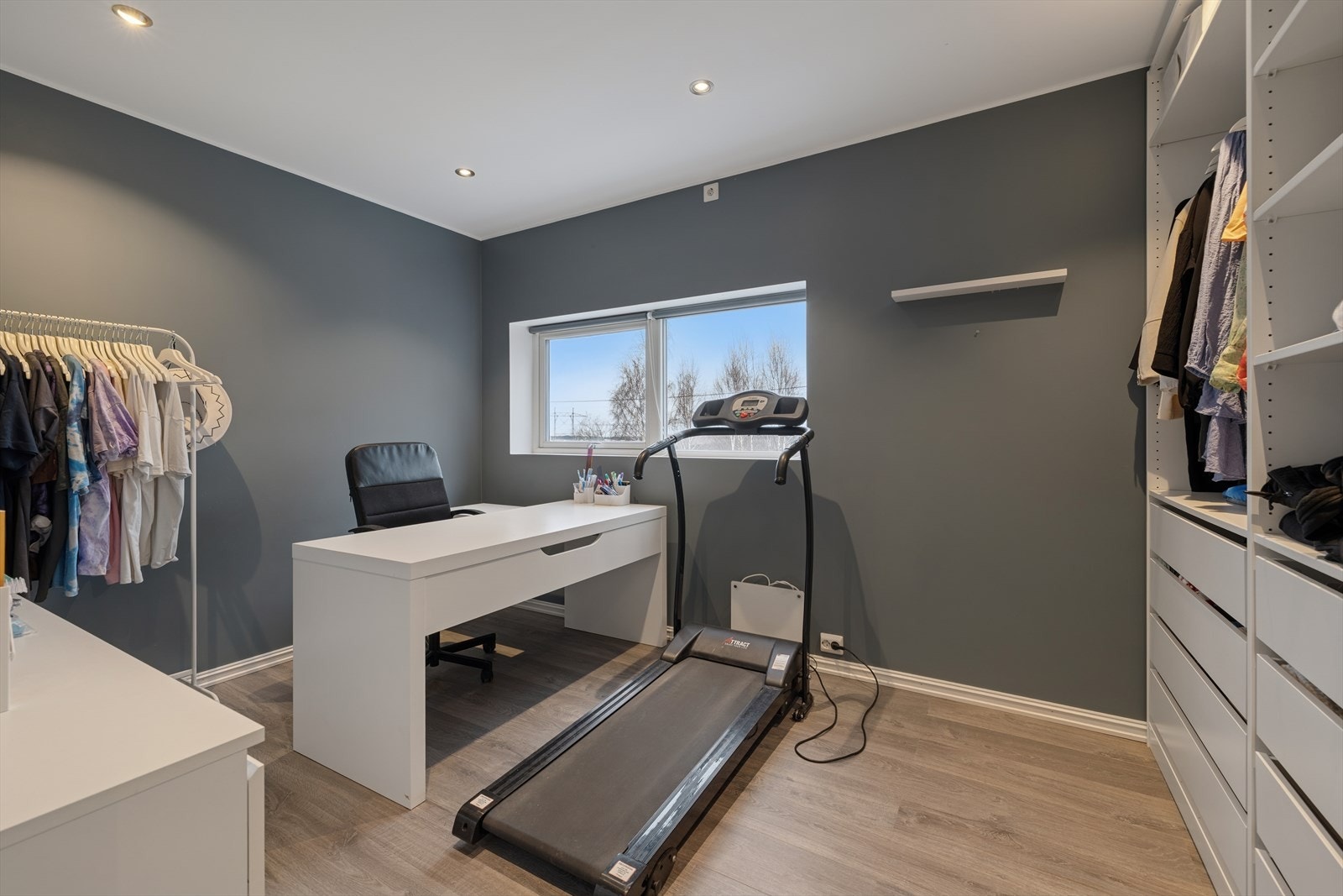 De to andre soverommene i 2.etasje er ypperlig som barnerom eller hjemmekontor Galleribilde