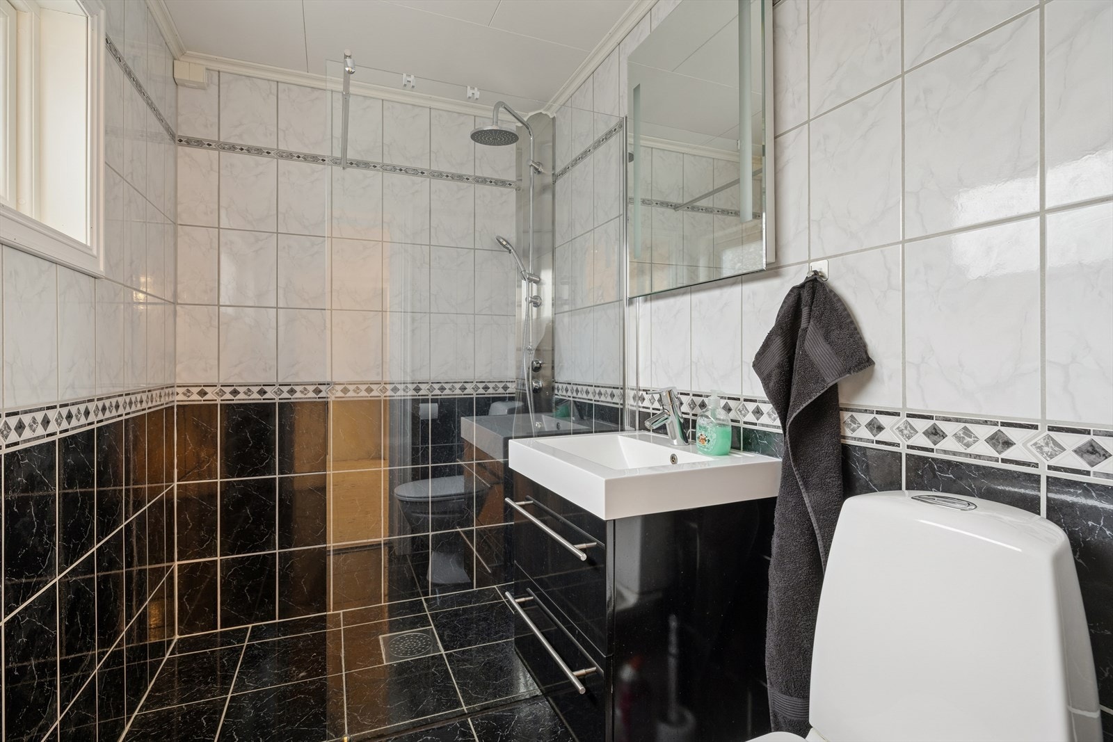 Badet i 1.etasje er flislagt og har varmekabler i gulvet Galleribilde