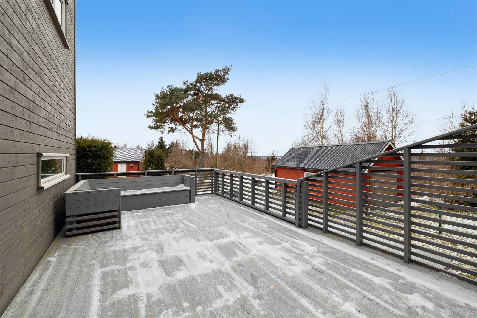 Terrassen ligger vestvendt og har gode solforhold Galleribilde