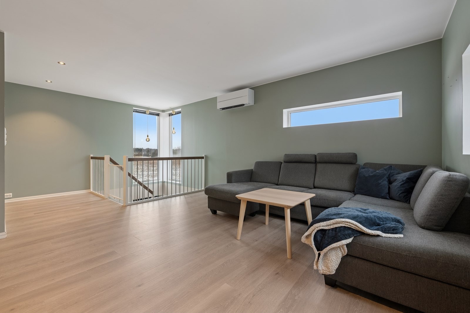 Stuen i 2.etasje har god plass til sofakroken. Det er varmepumpe som gir behagelig inneklima året rundt. Galleribilde