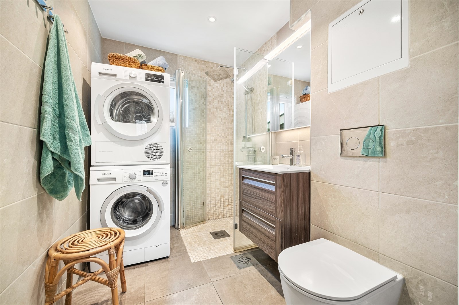 Badet ble pusset opp i 2019 og har fliser, varmekabler i gulvet og opplegg for vaskesøyle. Galleribilde