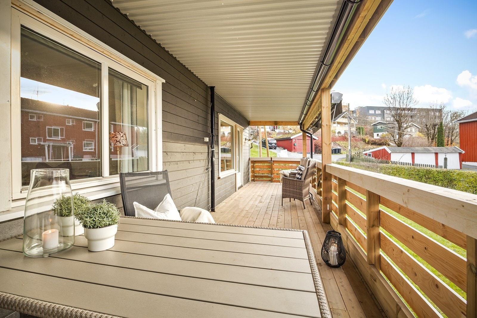 Den nye balkongen fra 2023 er på hele 20 m² og gir rikelig med plass for utemøbler. Galleribilde