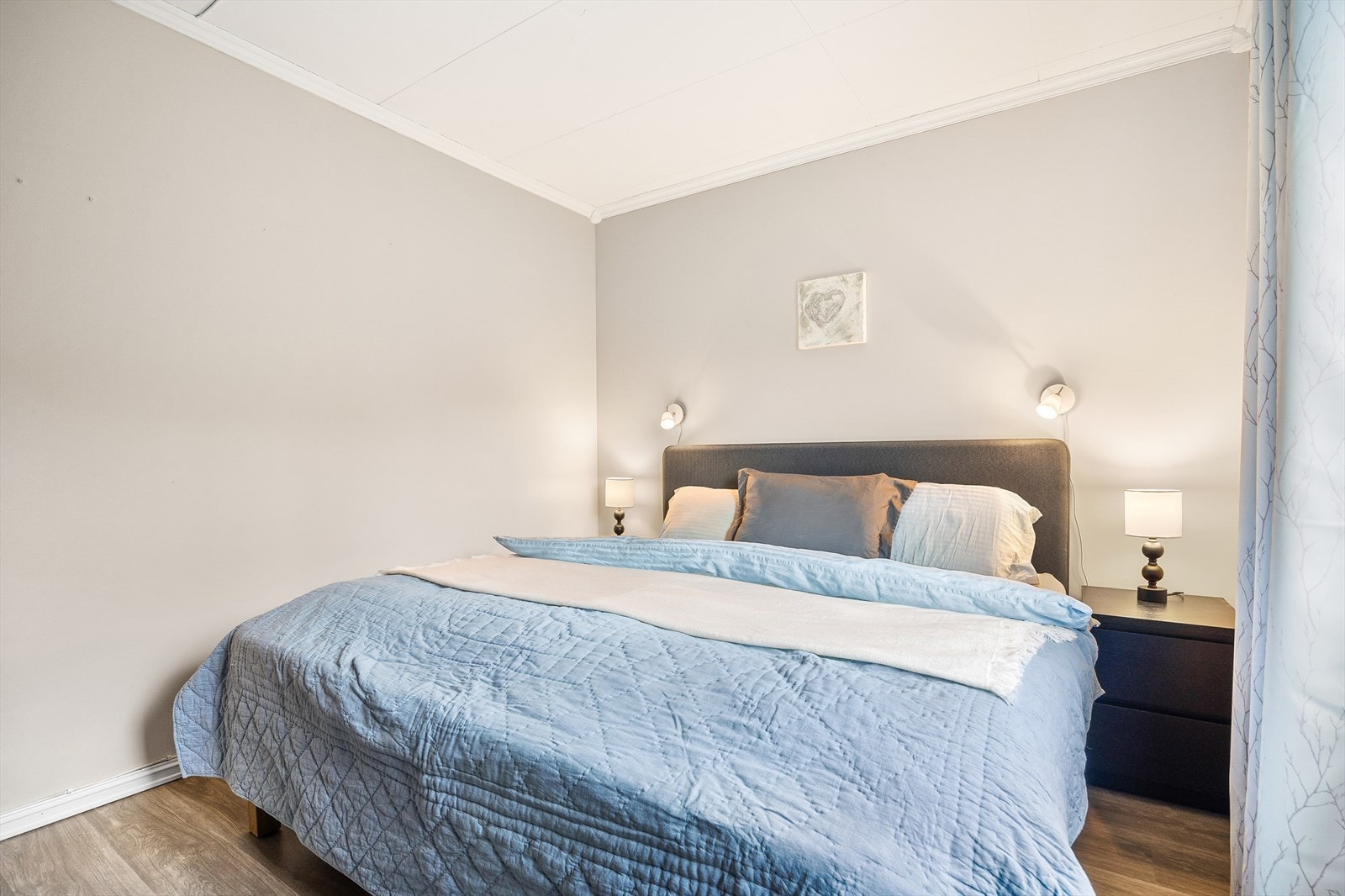 Leiligheten har to soverom. Hovedsoverommet har god plass til dobbeltseng og nattbord. Galleribilde