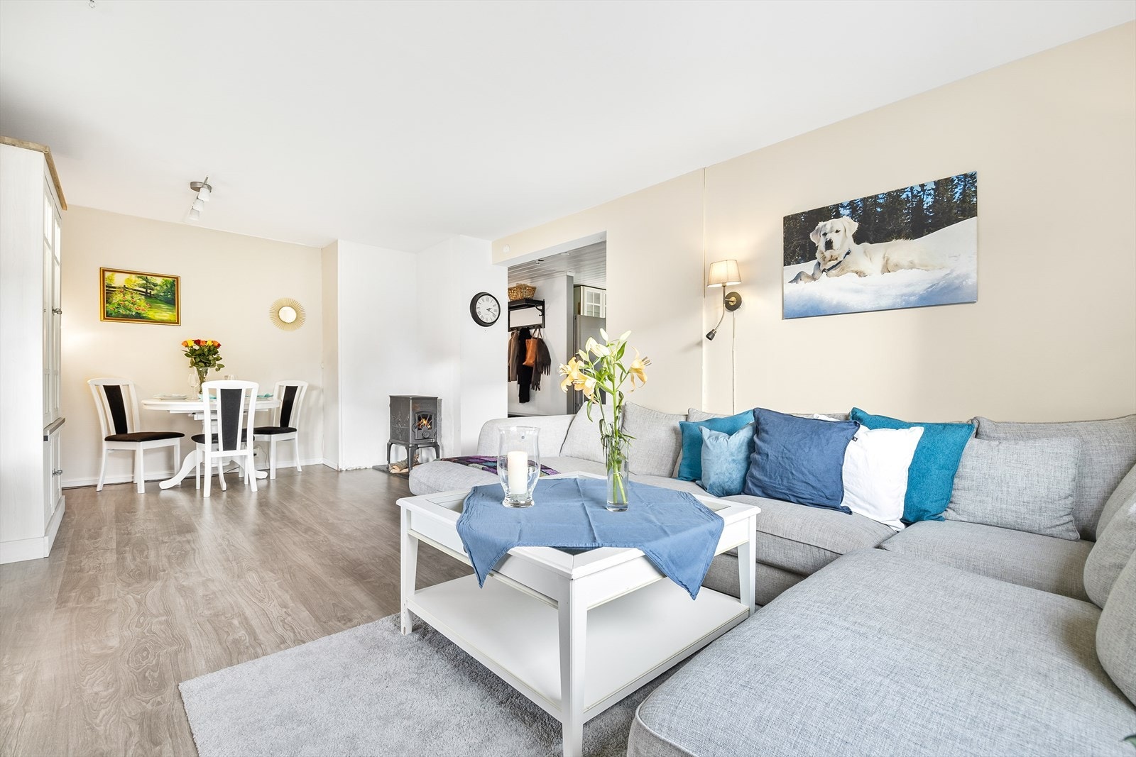 Store vindusflater fra 2023 slipper inn rikelig med lys og bidrar til en god romfølelse. Galleribilde