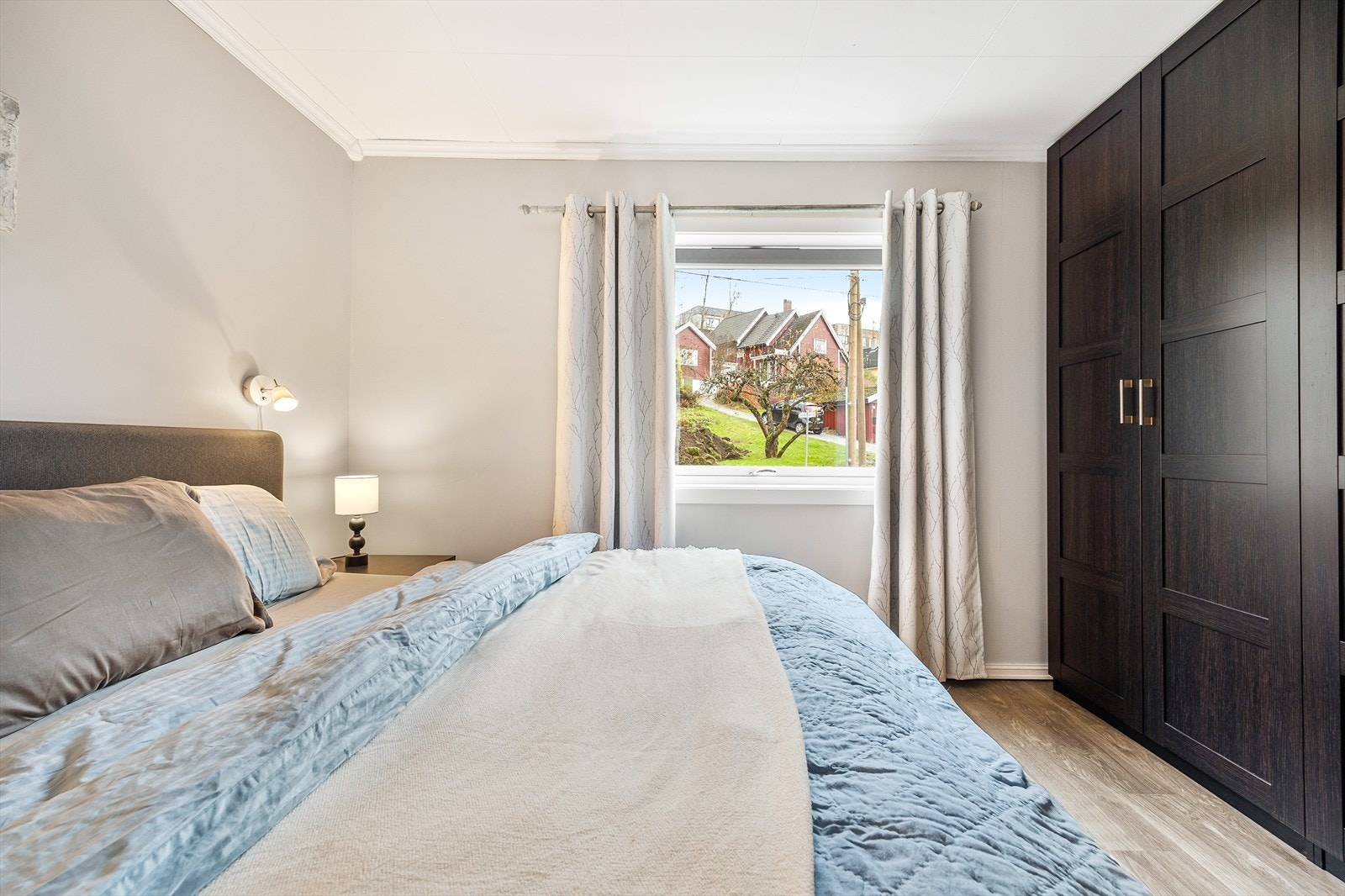 Rommet har rikelig med garderobeplass for effektiv oppbevaring. Galleribilde