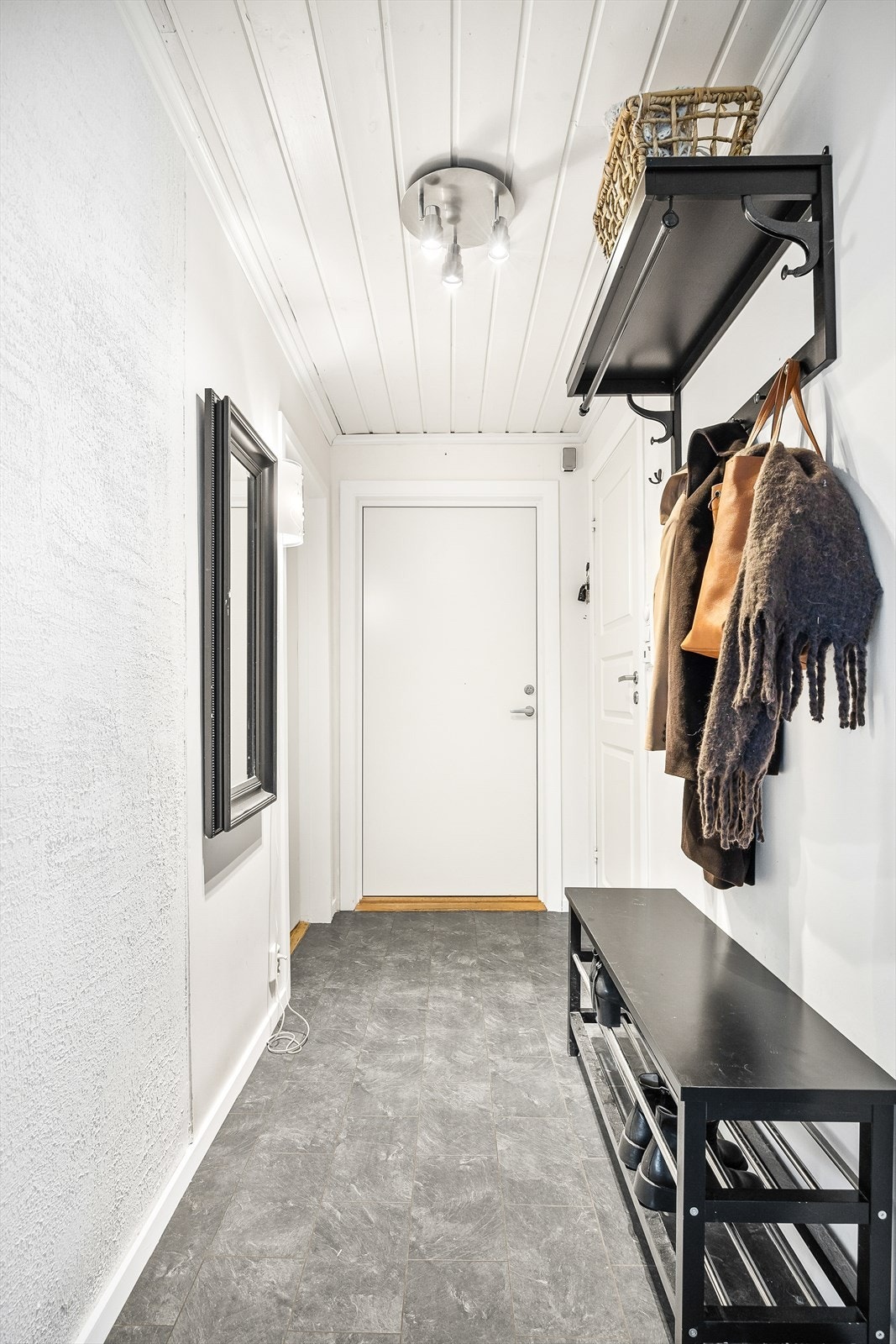 Velkommen inn i en praktisk entré med en brann- og lydklassifisert dør fra 2017. Galleribilde