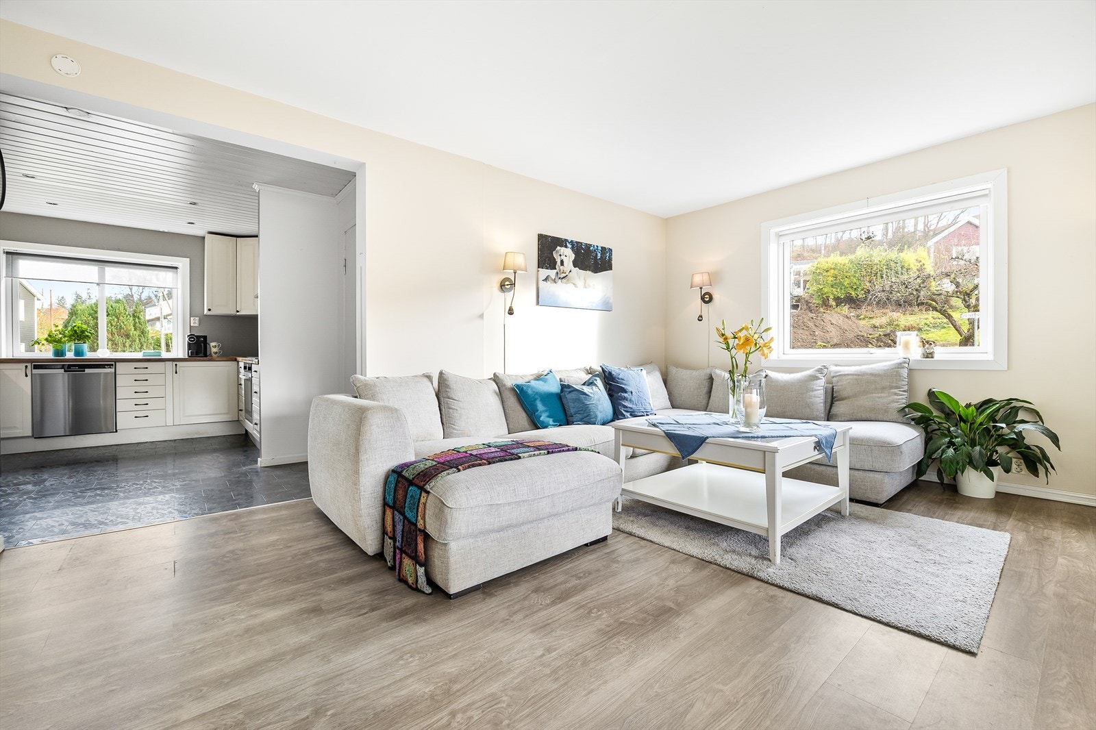 Fra stuen er det en åpen og sosial forbindelse inn mot kjøkkenet. Galleribilde