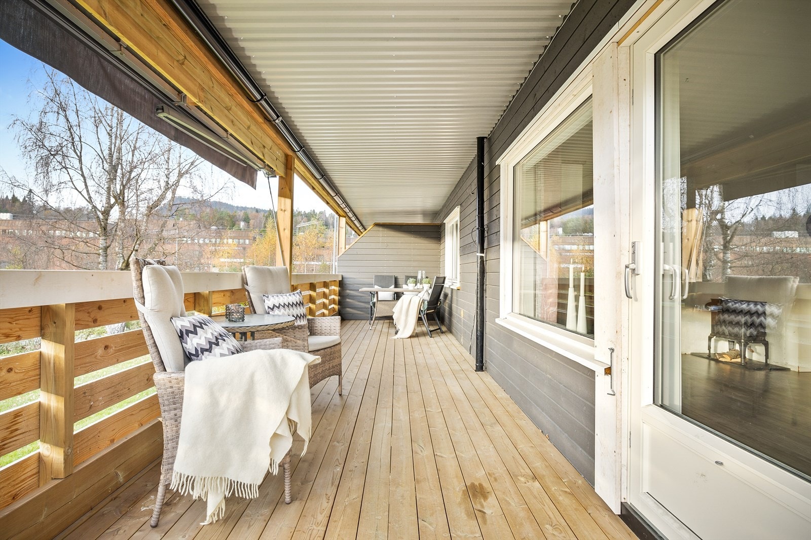 Balkongen er overbygget og har en praktisk trapp med direkte nedgang til hagen. Galleribilde